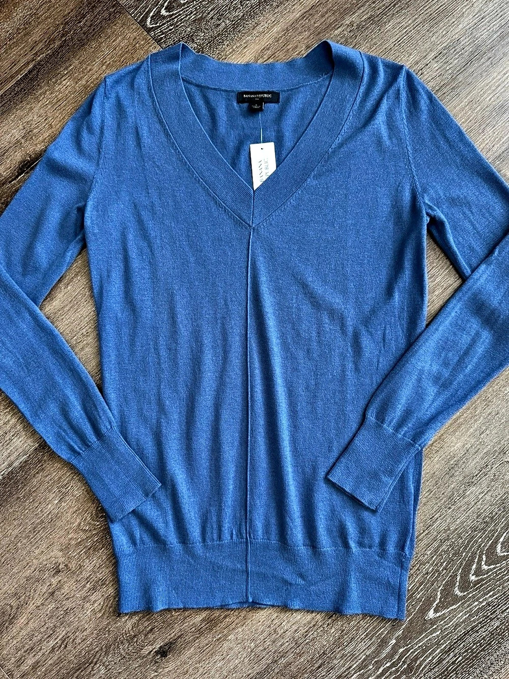 Banana Republic Women's Blue V-Neck Lightweight Knit Sweater Size S NWT